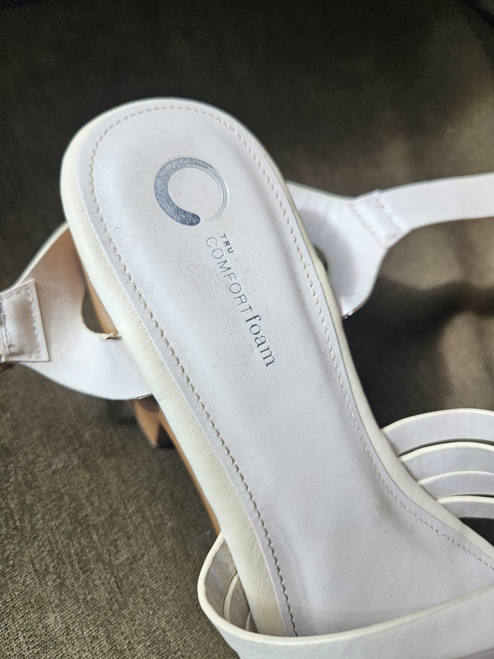 Journee Collection - Cream Woven Block Heel Sandals Size 9.5 - Picture 3 of 6